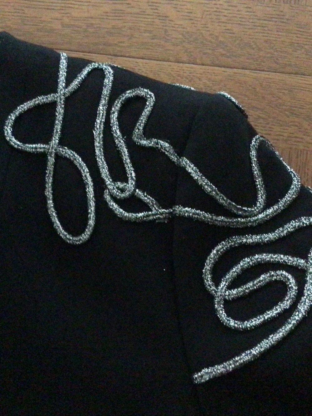 Black crepe collarless blazer. Fits like 8/10. Stunning silver braid appliqué.